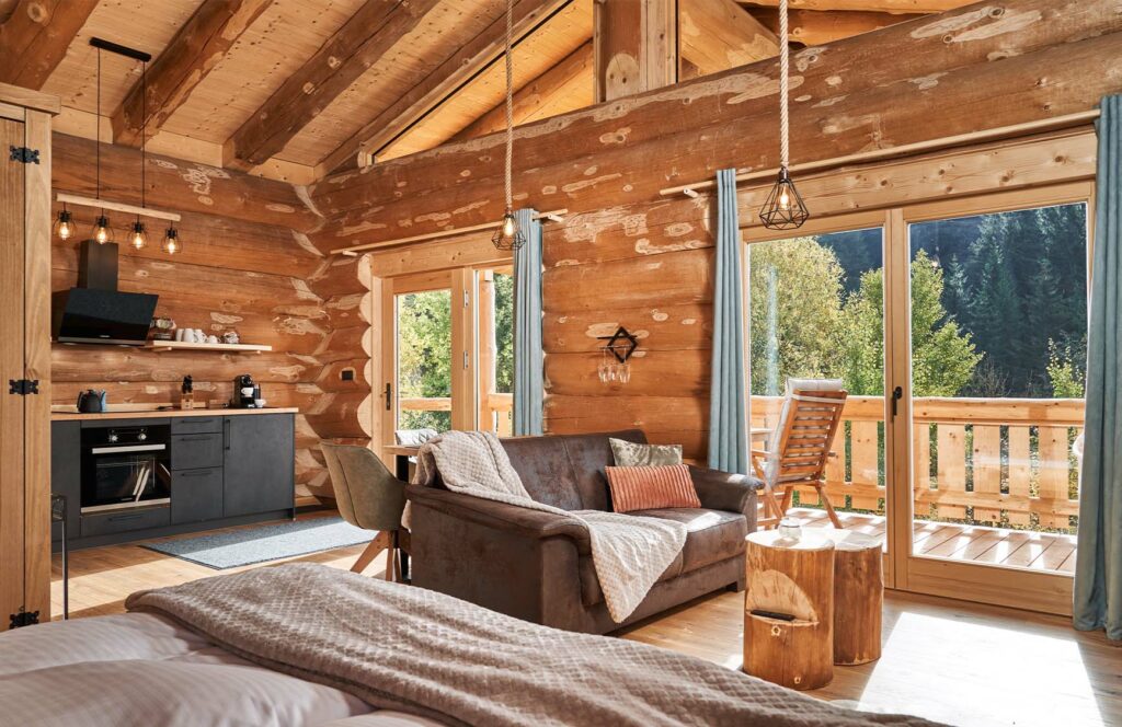 Wohnraum im Chalet Fichtenstamm mit Blick auf den Balkon