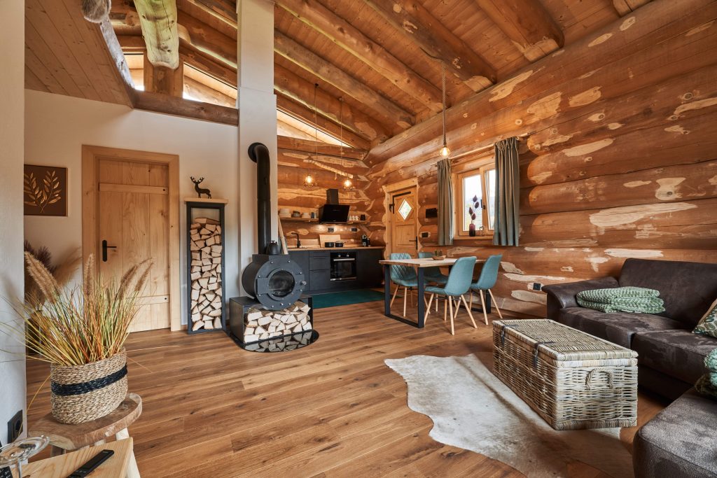 Offener Wohnraum im Chalet Feldstein mit Kaminofen