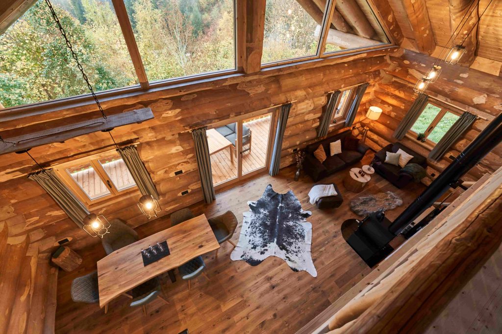 Blick von der Galerie auf Wohn- und Essbereich im Chalet Wipfelblick