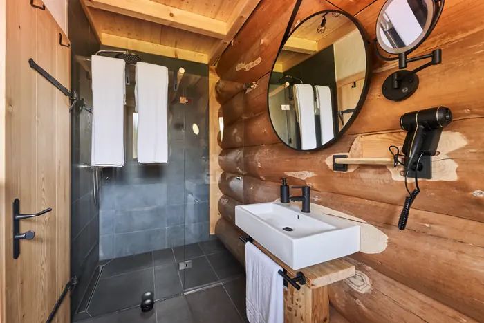 Bad mit Waschtisch und Dusche