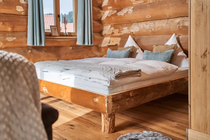 Doppelbett aus Massivholz