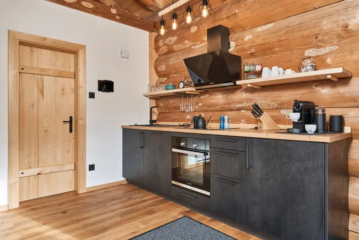 Küche mit Backofen und Kochfeld