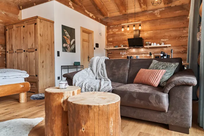 Sofaecke mit Baumstamm-Tischen