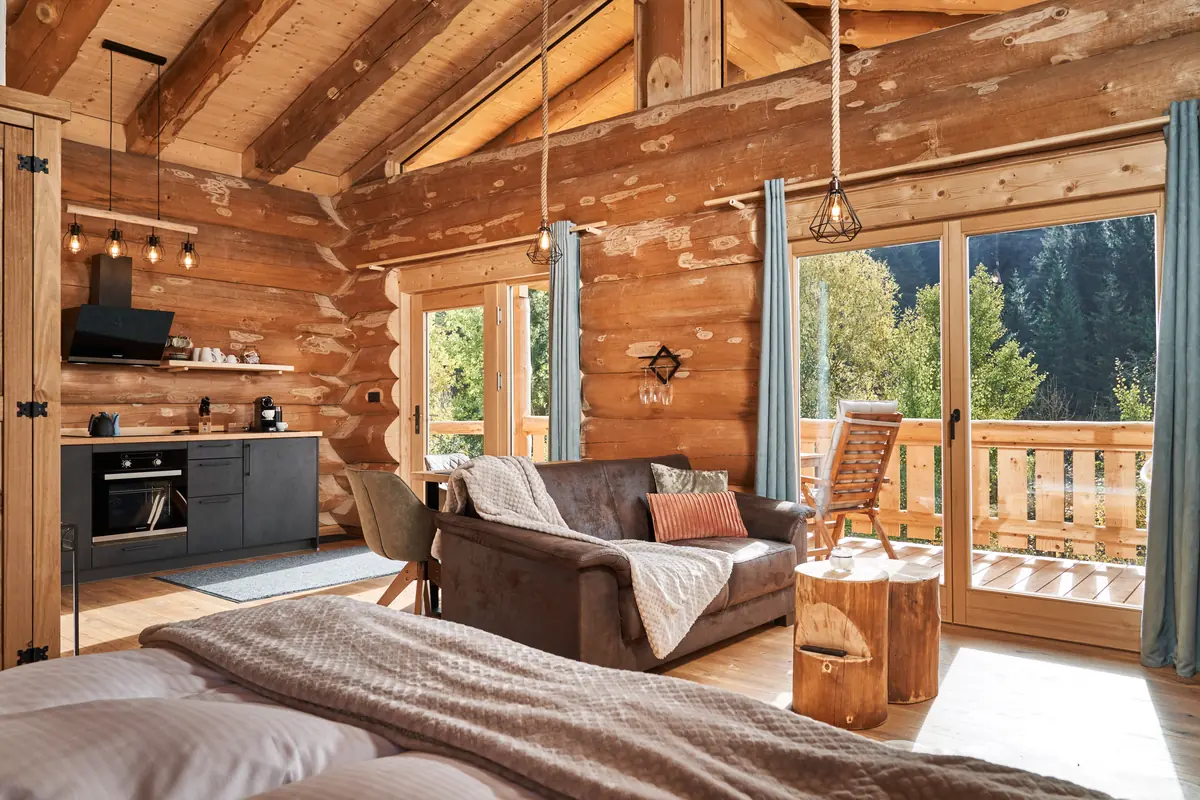 Wohn- und Schlafbereich des Chalets Fichtenstamm
