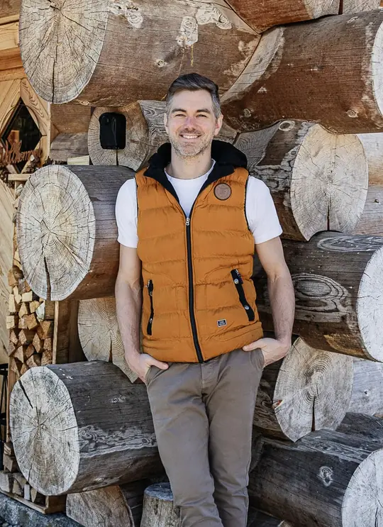 Martin Jakob, Gastgeber der Jakob Chalets, vor einem der Chalets