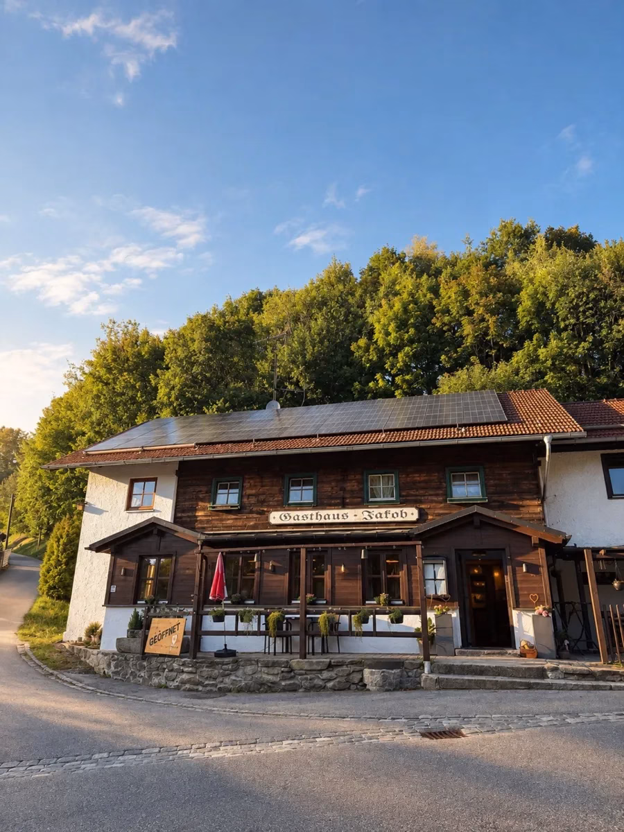 Das Gasthaus Jakob von außen im Abendlicht