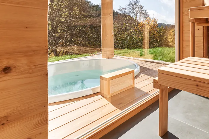 Blick aus der Sauna auf den eigenen Whirlpool