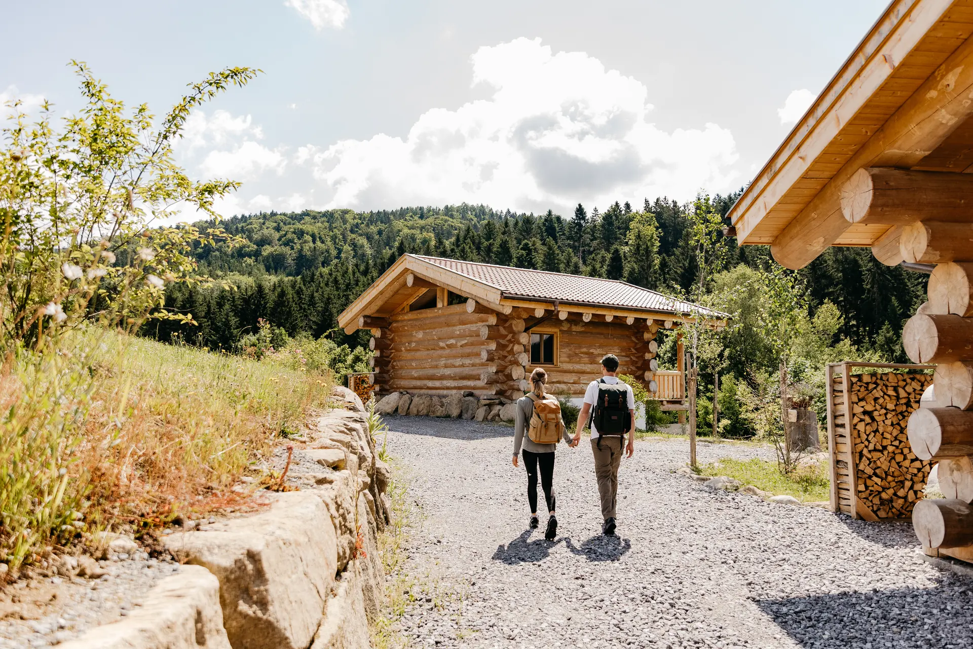 Paar mit Rucksack auf dem Weg zu den Chalets