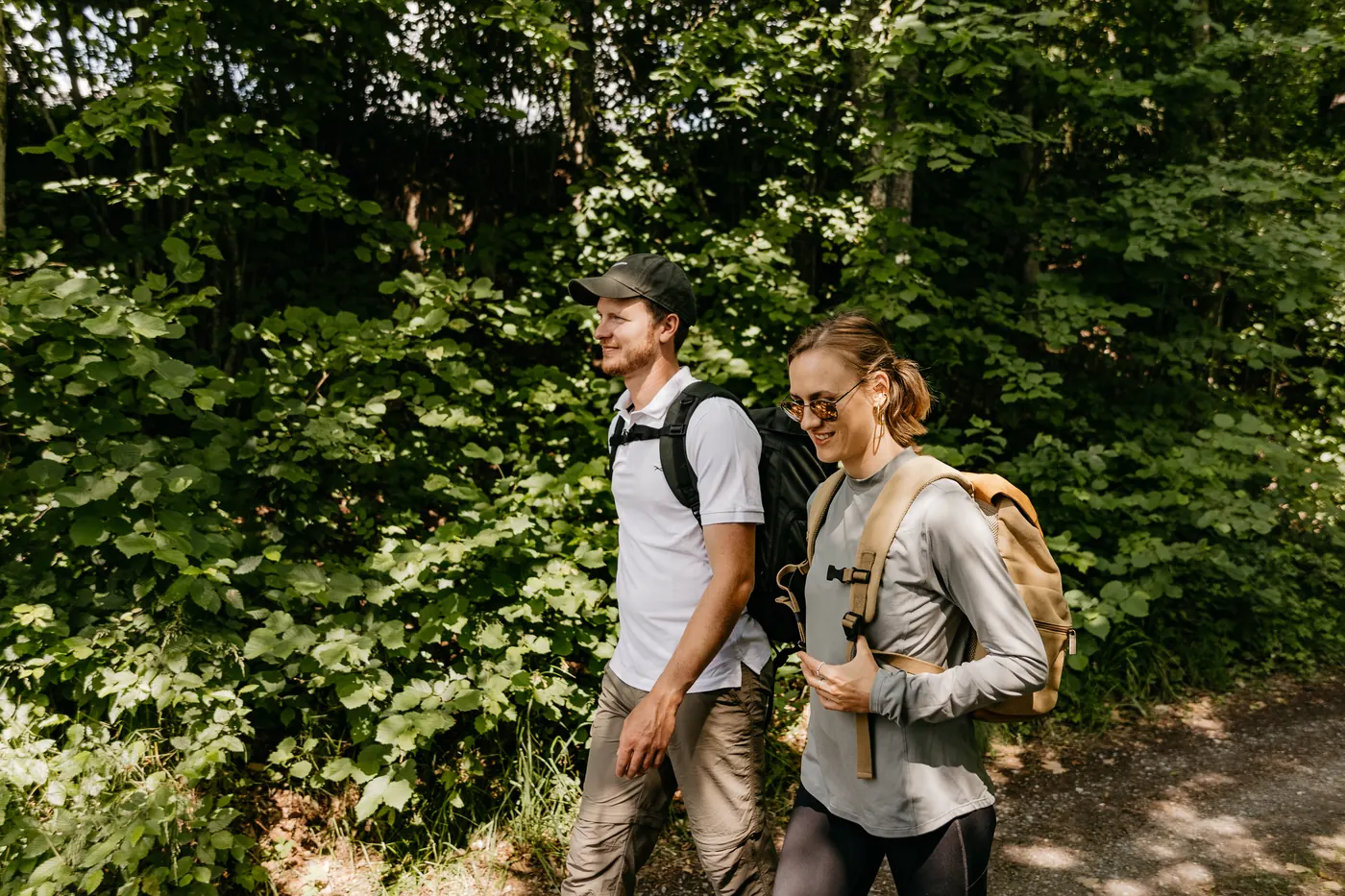 Paar mit Rucksack wandert durch den Wald